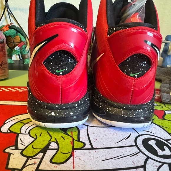 LeBron 8 V/2 ‘Christmas’ – 2011 Holiday Classic, Not a Retro - Picture 4 of 6